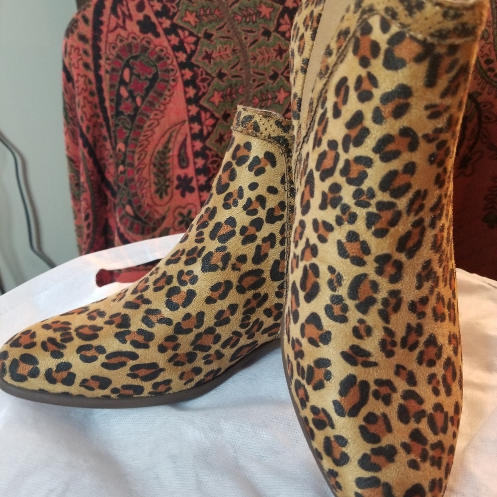 NWOT super cute sz 11 leopard print booties